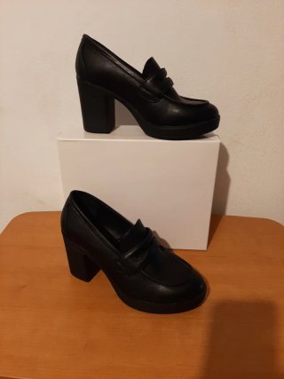 Zapatos Mustang tacón negros talla 39