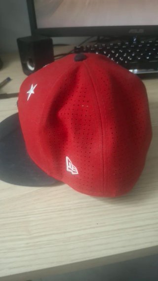 Gorra Roja y Negra con C