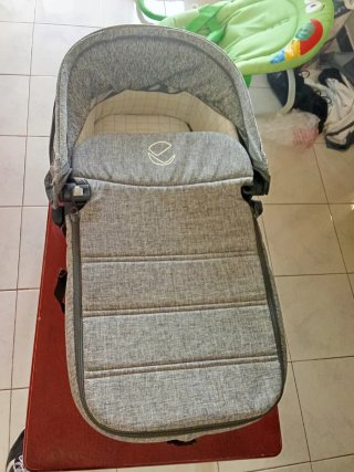 Carro infantil gris con estampado