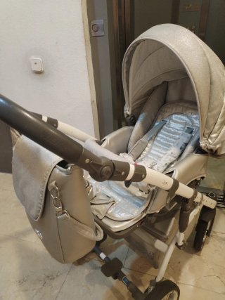 Carrito de bebé plateado
