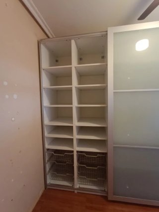 Armario modular gris y transparente