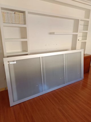 Armario modular gris y transparente