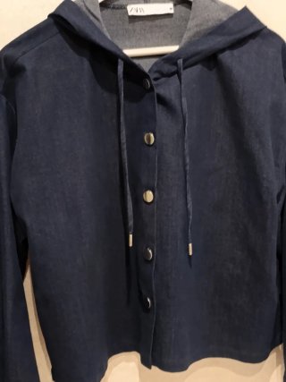 Camisa efecto denim capucha índigo de Zara . L