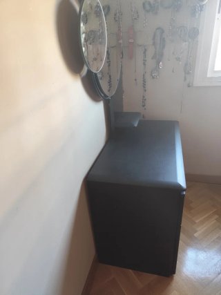 Cómoda negra con espejo