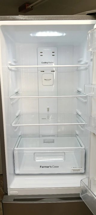 Nevera Daewoo plateada con dispensador 188 X 60 cm