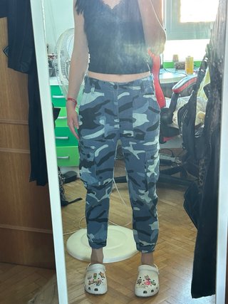 Pantalones cargo camuflaje Bershka azul