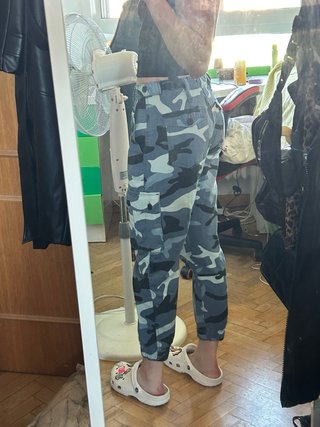 Pantalones cargo camuflaje Bershka azul
