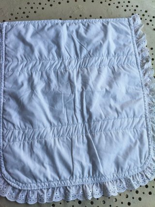 Colcha bebé con encaje y lazo rosa