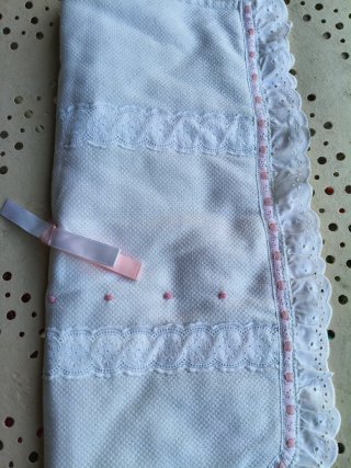 Colcha bebé con encaje y lazo rosa