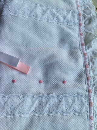 Colcha bebé con encaje y lazo rosa
