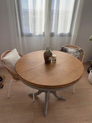 Mesa redonda de madera extensible y sillas
