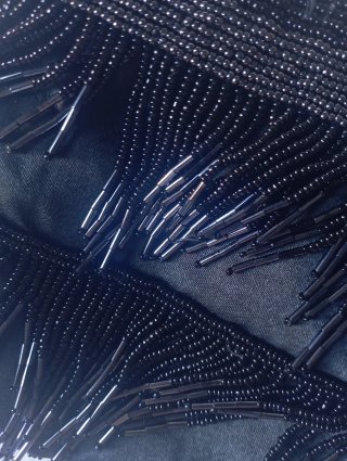 Bolso de fiesta negro con flecos de abalorios