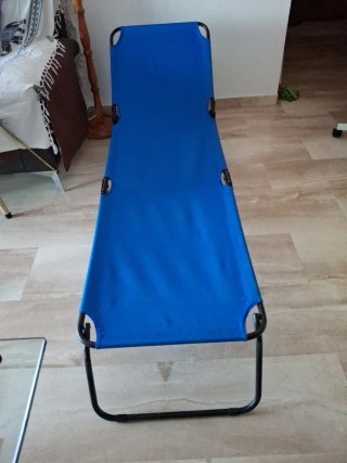 Tumbona plegable azul y negra