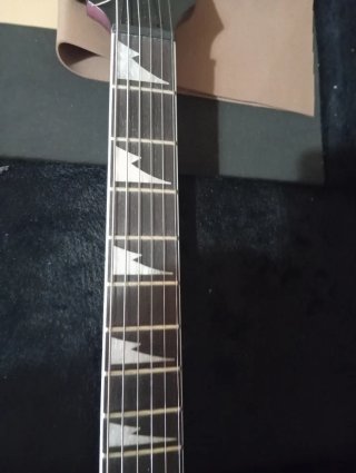 Guitarra Eléctrica Ibanez GRG con Estuche rígido.