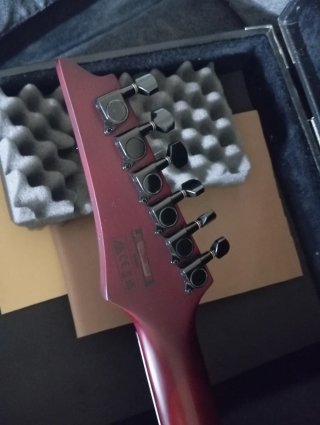 Guitarra Eléctrica Ibanez GRG con Estuche rígido.