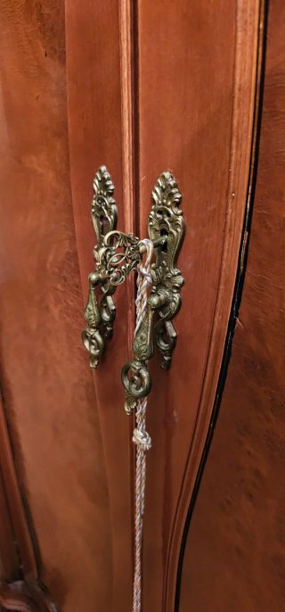 Armario clásico madera maciza tallada
