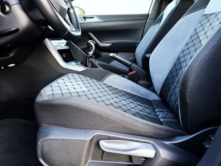 Volkswagen Polo 1.0 TSi R LINE con TECHO PANORÁMICO, CAR PLAY...
