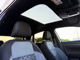 Volkswagen Polo 1.0 TSi R LINE con TECHO PANORÁMICO, CAR PLAY...