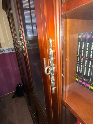 Vitrina de madera con 4 puertas de cristal
