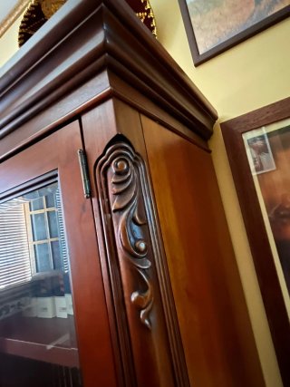 Vitrina de madera con 4 puertas de cristal