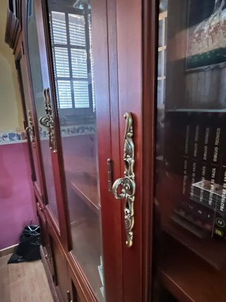 Vitrina de madera con 4 puertas de cristal