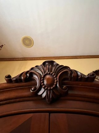Vitrina de madera con 4 puertas de cristal