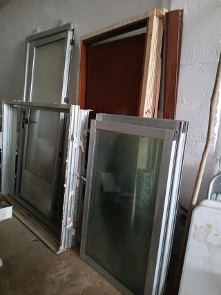 Dos puertas y dos ventanas