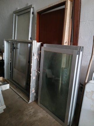 Dos puertas y dos ventanas