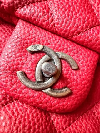 Borsa da viaggio Chanel pelle rossa martellata