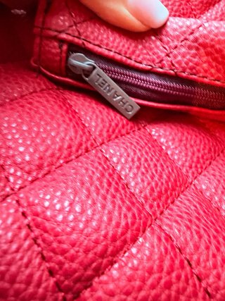 Borsa da viaggio Chanel pelle rossa martellata