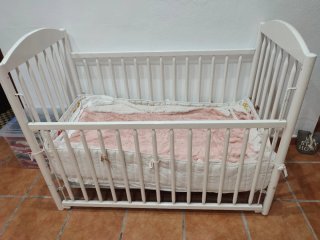 Cuna blanca de madera
