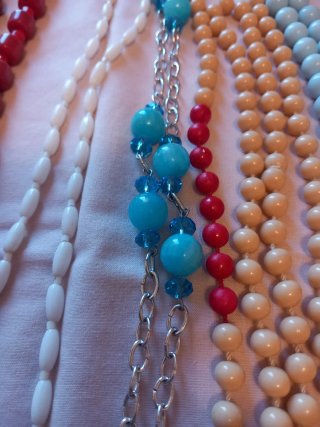 Collane vintage blu e marroni