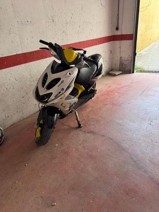 Yamaha Aerox Plata y Amarillo