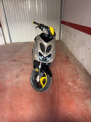 Yamaha Aerox Plata y Amarillo