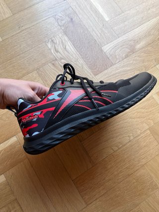 Zapatillas deportivas Reebok negras y rojas