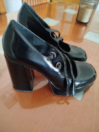 Zapatos de charol tacón negros