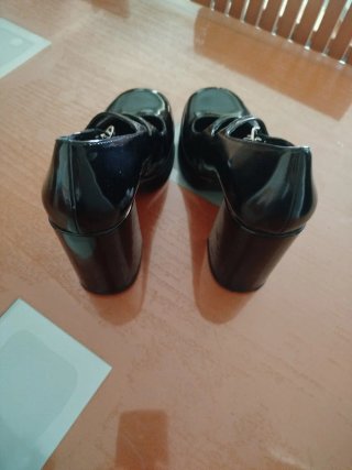Zapatos de charol tacón negros