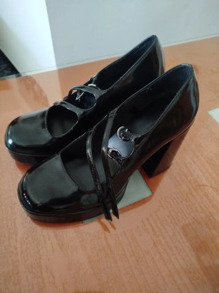 Zapatos de charol tacón negros