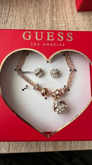 Conjunto Guess Pulsera y Pendientes