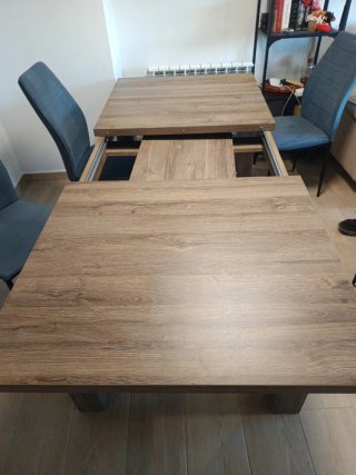 Tavolo da pranzo in legno e sedie