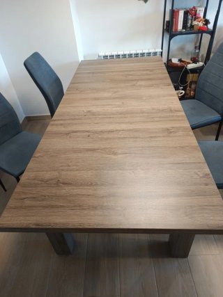 Tavolo da pranzo in legno e sedie
