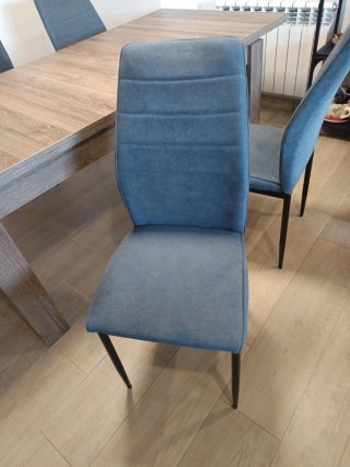 Tavolo da pranzo in legno e sedie