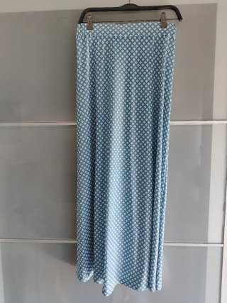 Falda larga estampada azul y blanca