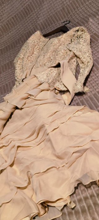 Vestido beige con volantes