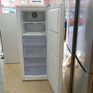 Congelador vertical Beko