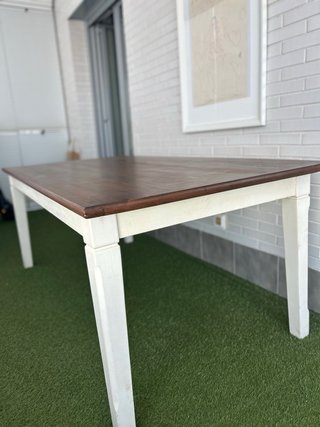Mesa comedor madera roble y patas blanco roto.