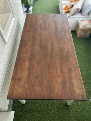 Mesa comedor madera roble y patas blanco roto.