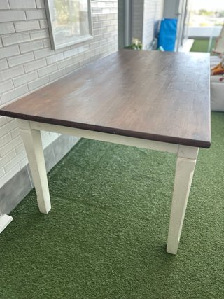 Mesa comedor madera roble y patas blanco roto.