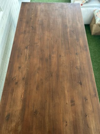 Mesa comedor madera roble y patas blanco roto.