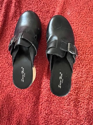 Zapatos negros plataforma madera